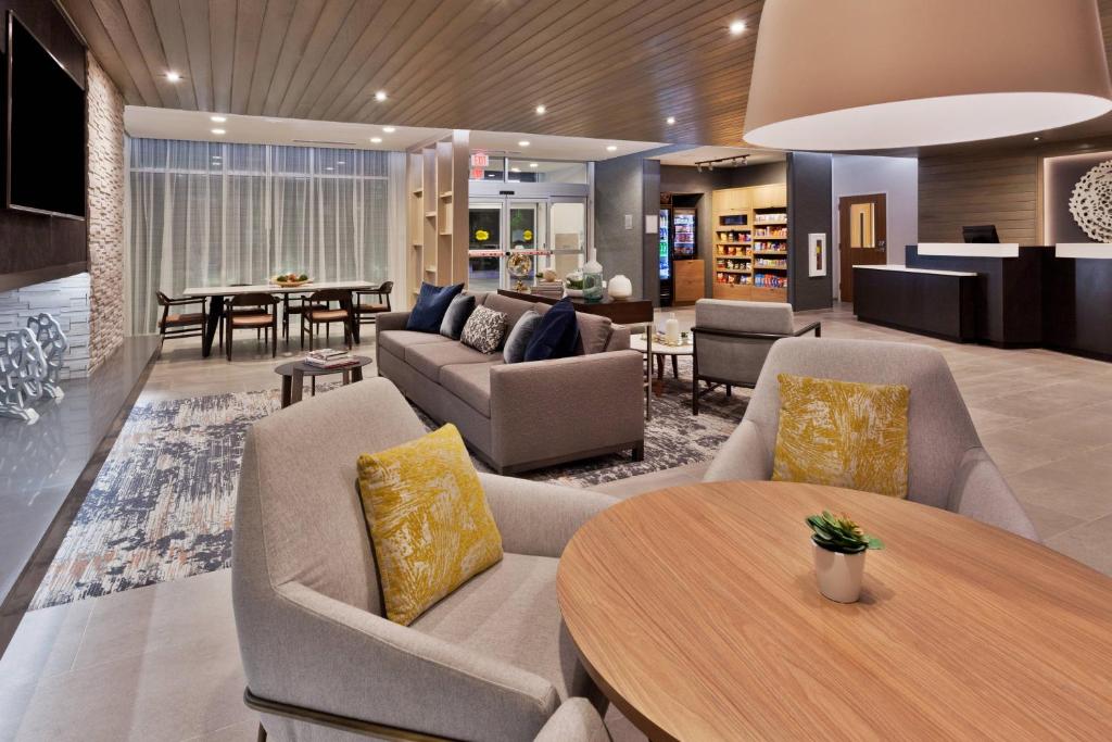 Lounge alebo bar v ubytovaní Fairfield Inn & Suites by Marriott Birmingham Colonnade