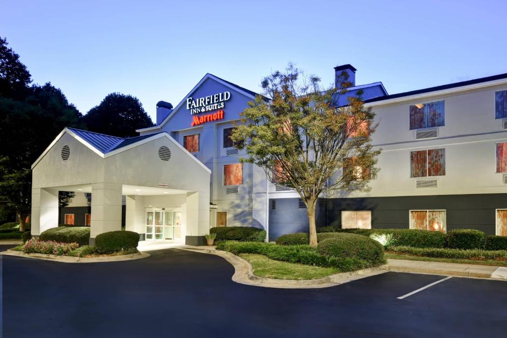 a hotel with a parking lot in front of it at Fairfield Inn & Suites by Marriott Atlanta Kennesaw in Kennesaw