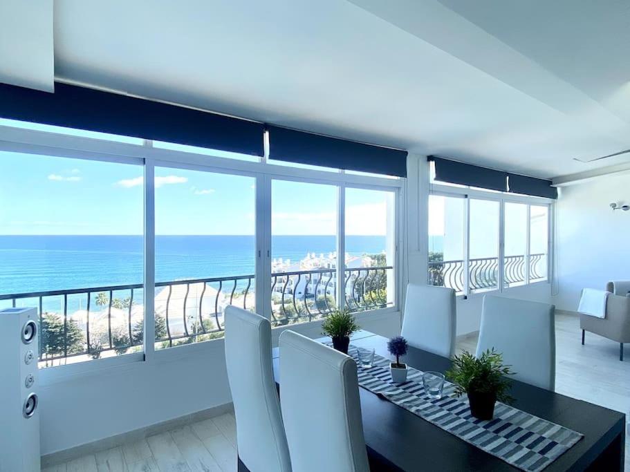 een eetkamer met uitzicht op de oceaan bij Torrenueva Lux Seaview Apartment close to Marbella in La Cala de Mijas