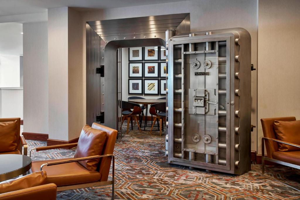 een kamer met een tafel en stoelen en een machine bij Residence Inn by Marriott Wilmington Downtown in Wilmington