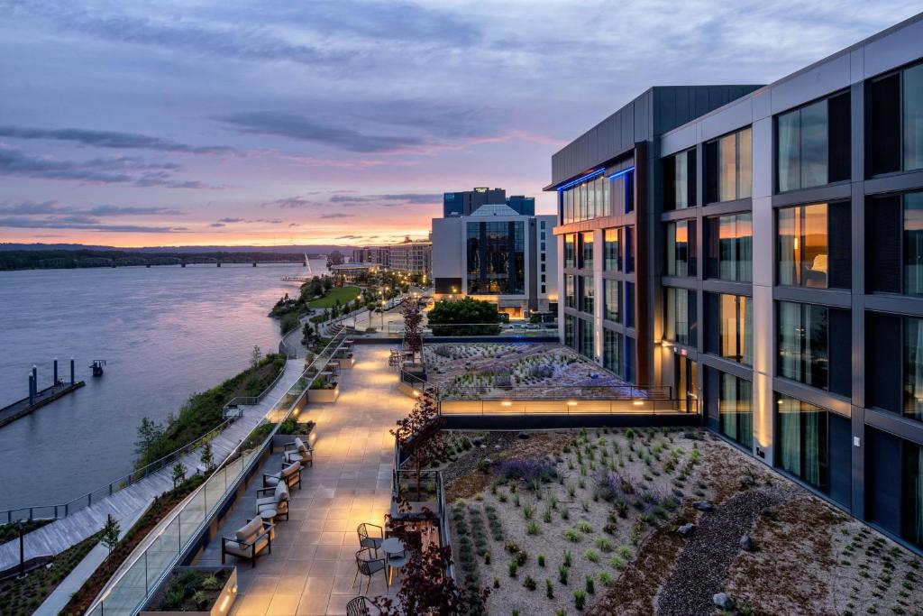 einen Blick auf das Wasser aus einem Gebäude in der Unterkunft AC Hotel by Marriott Vancouver Waterfront in Vancouver