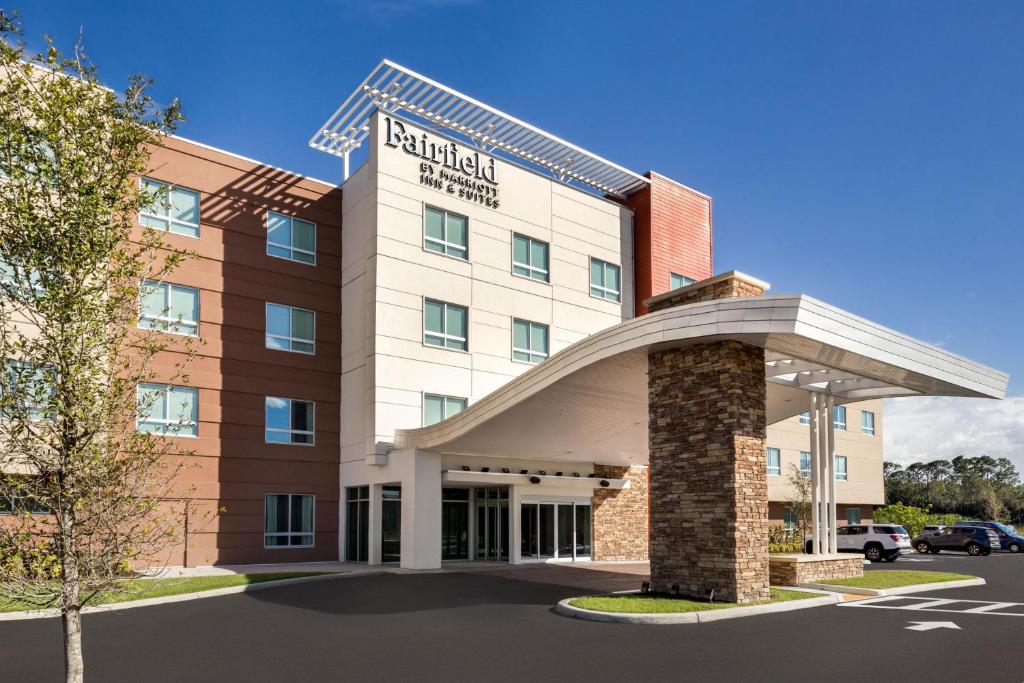 una representación de un hotel con un edificio en Fairfield by Marriott Inn & Suites Bonita Springs, en Bonita Springs