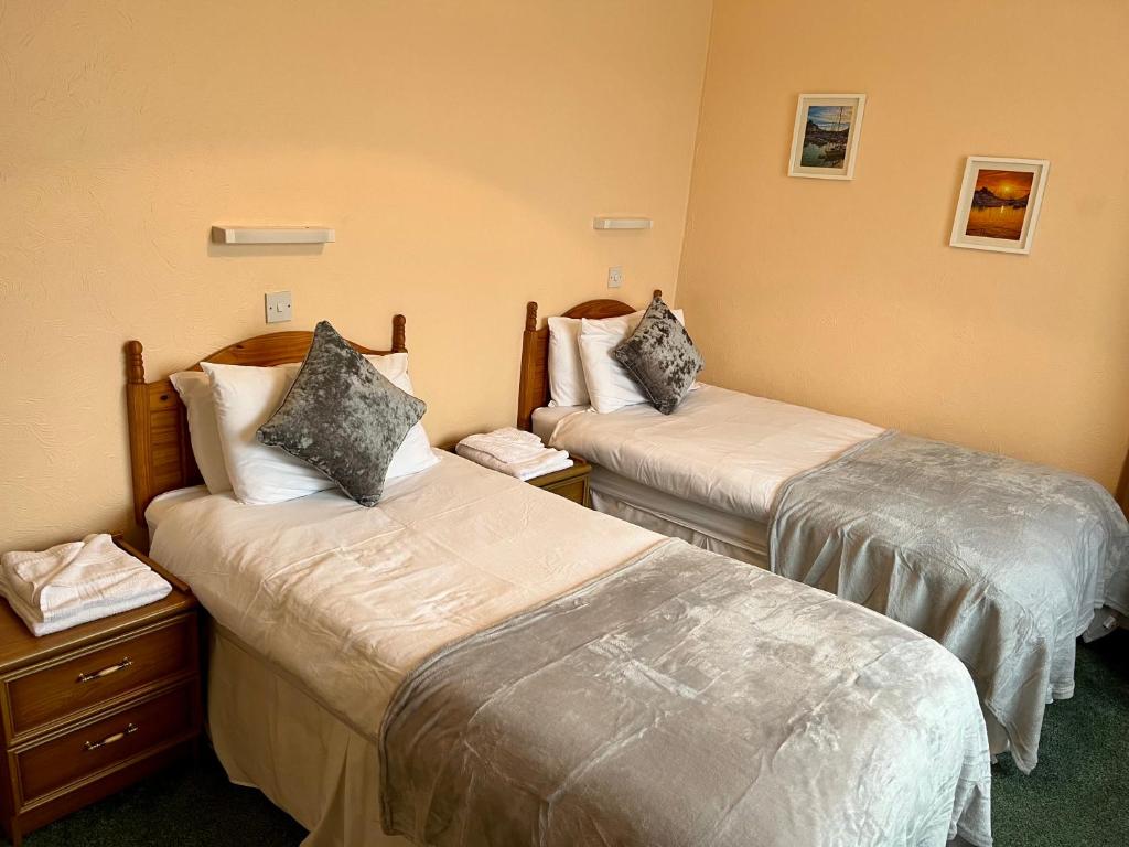 a hotel room with two beds in a room at Ocean View in Ilfracombe