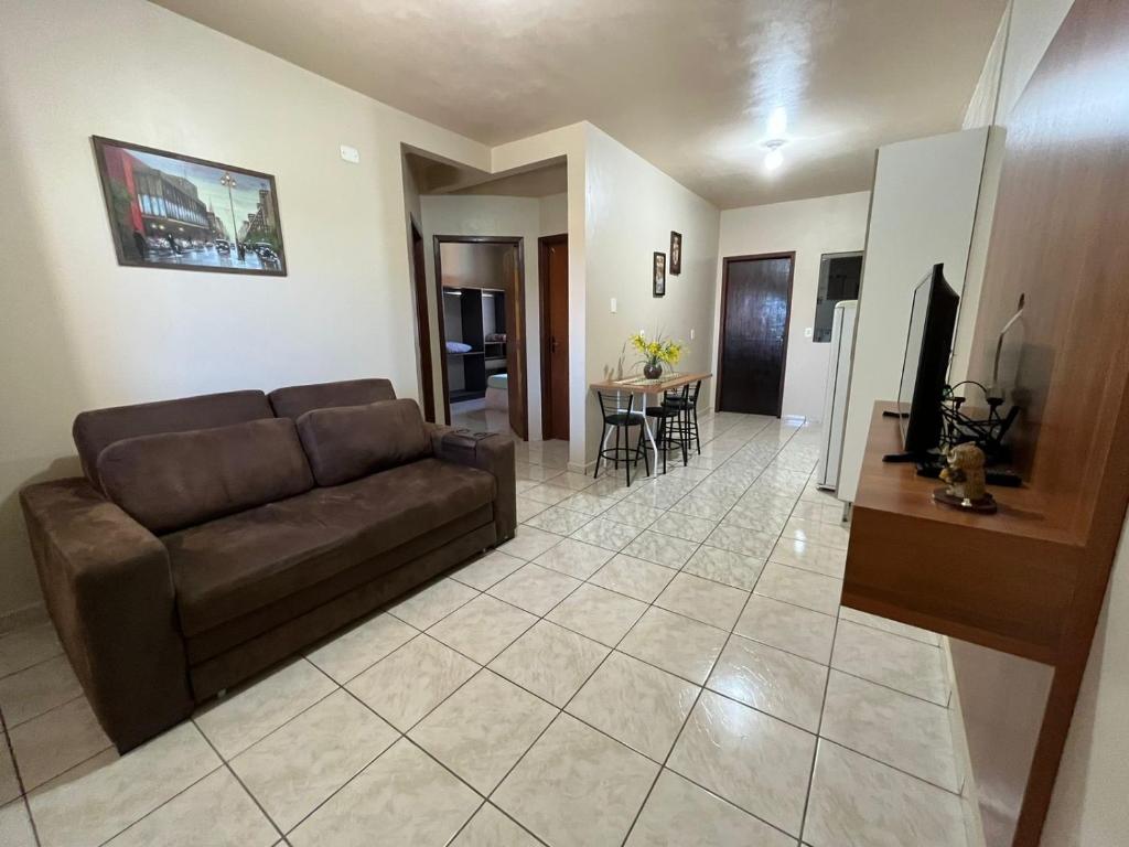 a living room with a couch and a table at Apartamento aconchegante no centro de Toledo in Toledo