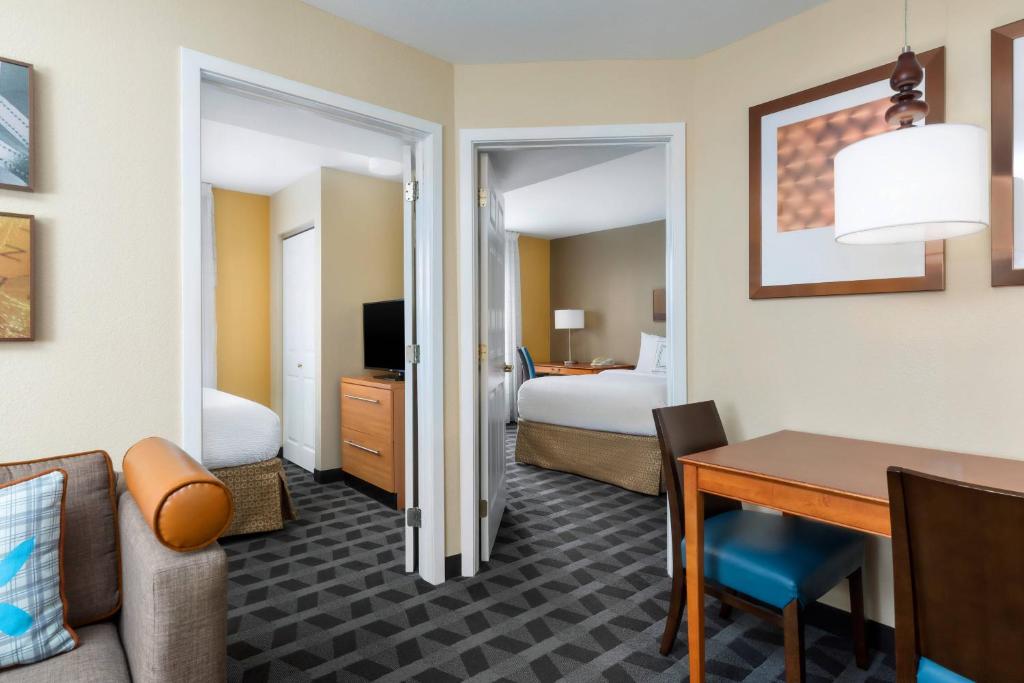 Postel nebo postele na pokoji v ubytování MainStay Suites Mt Laurel - Philadelphia