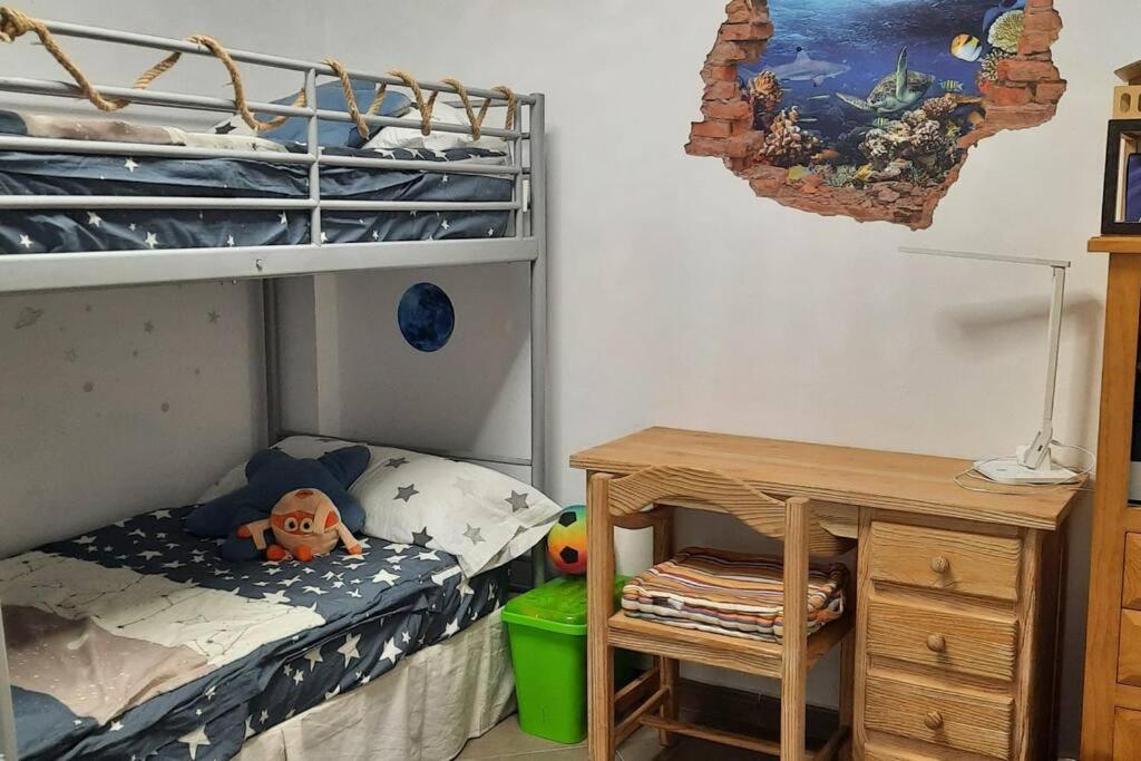 A bed or beds in a room at Apartamento con terraza privada, piscina y pkg