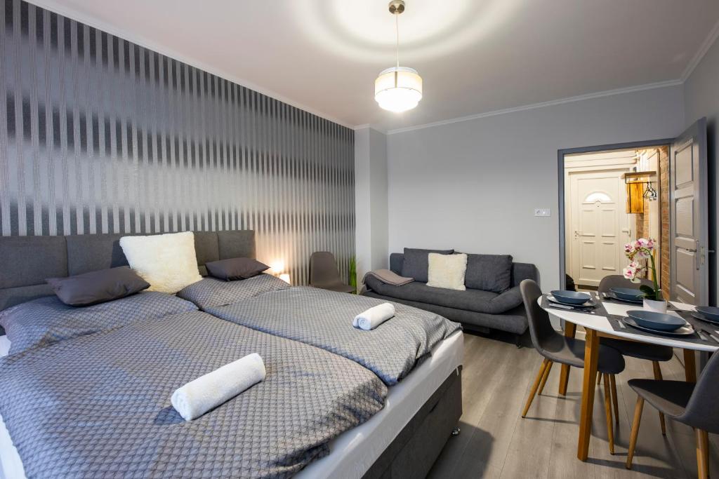 Łóżko lub łóżka w pokoju w obiekcie Csipke Apartman