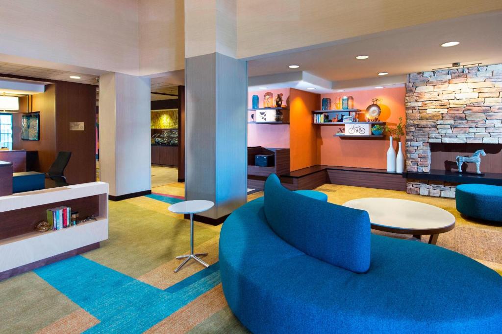 uma sala de estar com um sofá azul e uma mesa em Fairfield Inn & Suites by Marriott Atlanta Buford/Mall of Georgia em Buford