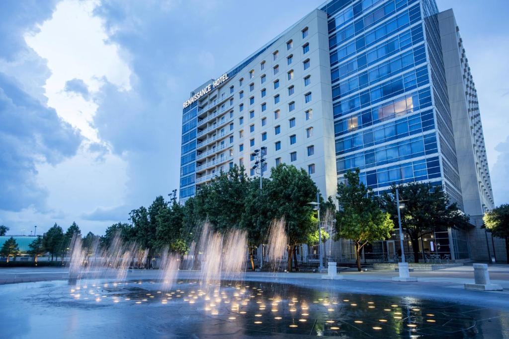un hotel con una fuente frente a un edificio en Renaissance Dallas Richardson Hotel, en Richardson