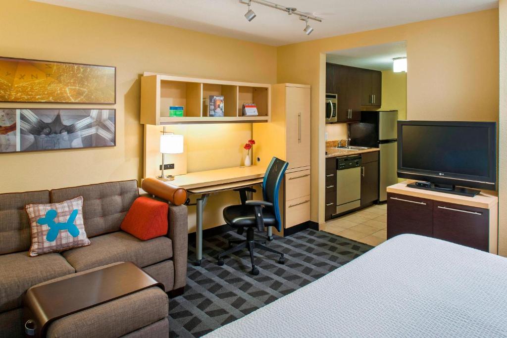 a living room with a couch and a desk in a room at TownePlace Suites by Marriott Bethlehem Easton/Lehigh Valley in Hollo