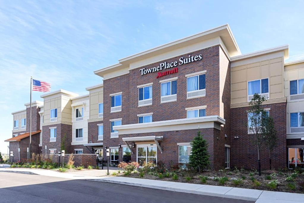 オーバーン・ヒルズにあるTownePlace by Marriott Suites Detroit Auburn Hillsのホテルの建物の正面の景色を望むスイートで、ワーズタワープレイススイートが備わります。