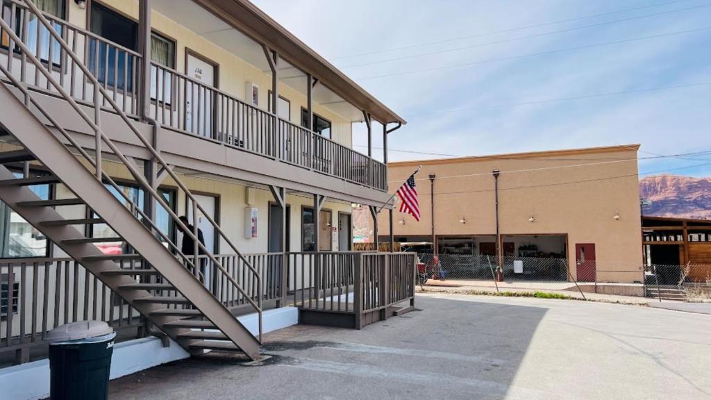 een gebouw met een trap en een Amerikaanse vlag bij The Virginian Inn Moab Downtown in Moab