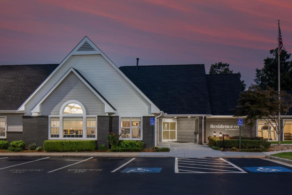 un edificio de la iglesia con aparcamiento en Residence Inn by Marriott Little Rock, en Little Rock