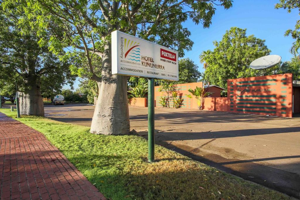 una señal en el lado de una calle con un frisbee en Hotel Kununurra, en Kununurra