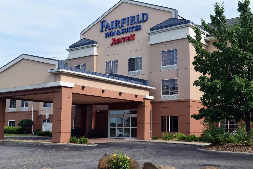 un hotel di fronte a un edificio con un cartello sopra di Fairfield by Marriott Youngstown/Austintown a Youngstown