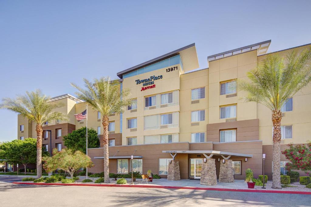 豐年的住宿－TownePlace Suites by Marriott Phoenix Goodyear，前面有棕榈树的酒店