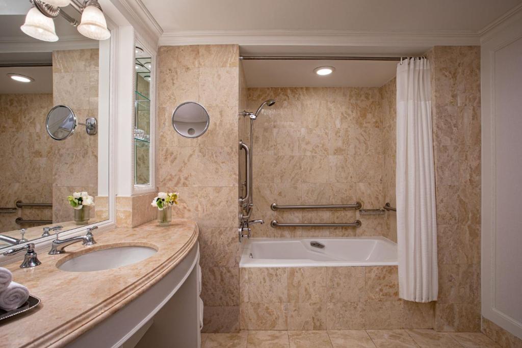 The Ritz-Carlton New York, Central Park - Avenue View Room, 1 King Bed