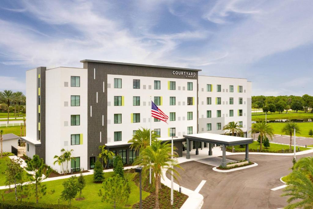 an exterior view of the cuomo hotel at Courtyard by Marriott Port St. Lucie Tradition in Cana