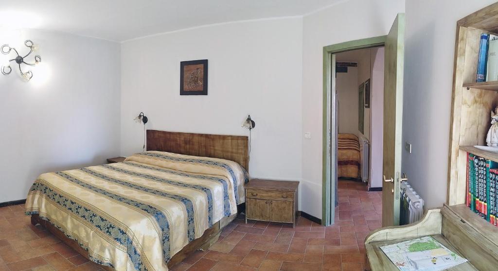 1 dormitorio con 1 cama grande en una habitación en Villa Alessio - Case Vacanza con Piscina sull'Etna, en Puntalazzo