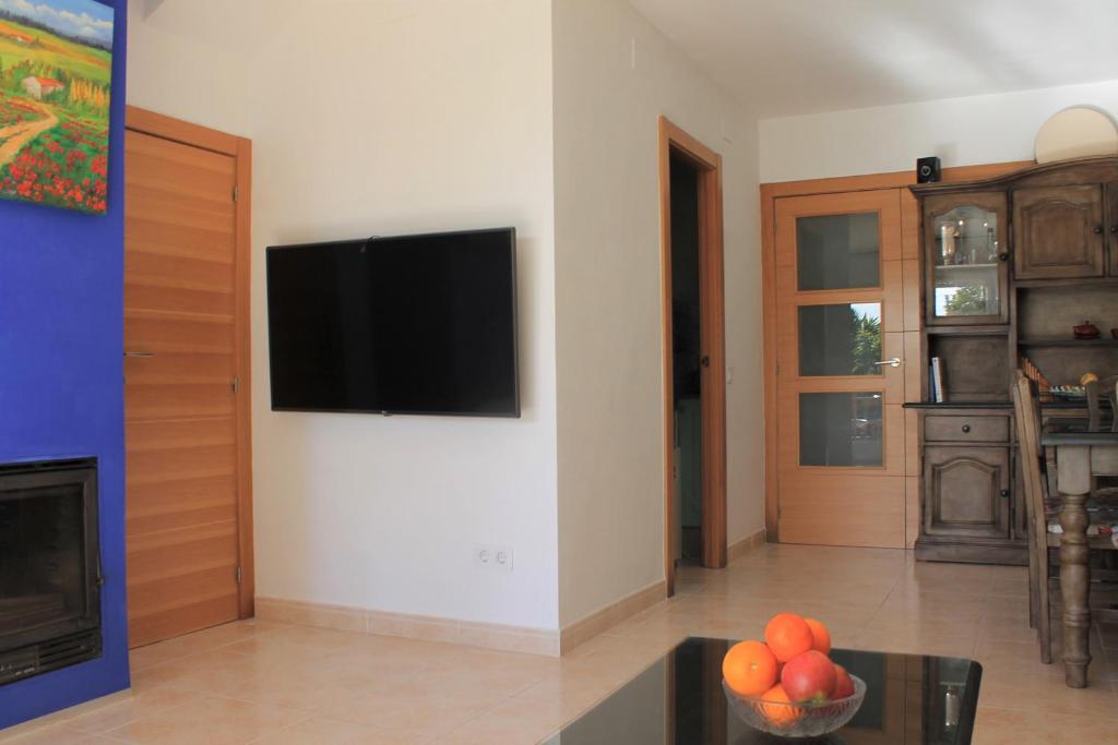 Televízia a/alebo spoločenská miestnosť v ubytovaní Suitur casa baquera en la playa larga roda de bará