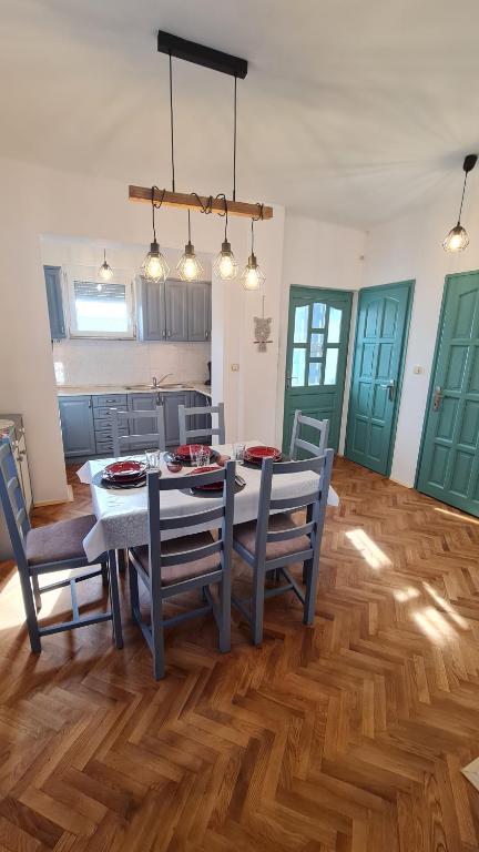 Kuchyň nebo kuchyňský kout v ubytování RI-JÓ apartman