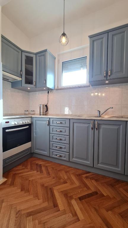 Kuchyň nebo kuchyňský kout v ubytování RI-JÓ apartman