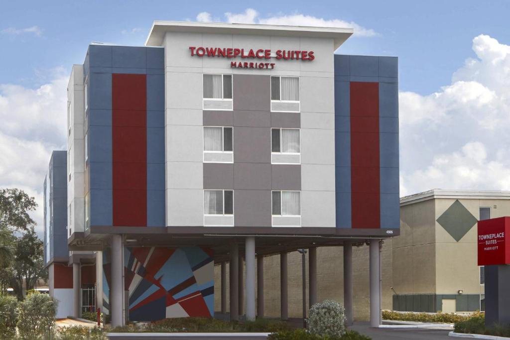 坦帕的住宿－TownePlace Suites by Marriott Tampa South，建筑的侧面有标志