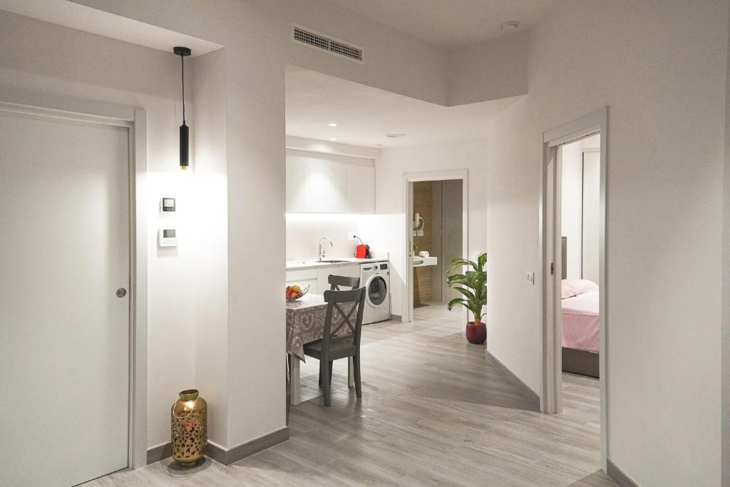 Mimi's Apartment in En Corts في فالنسيا: مطبخ وغرفة طعام مع طاولة في الغرفة
