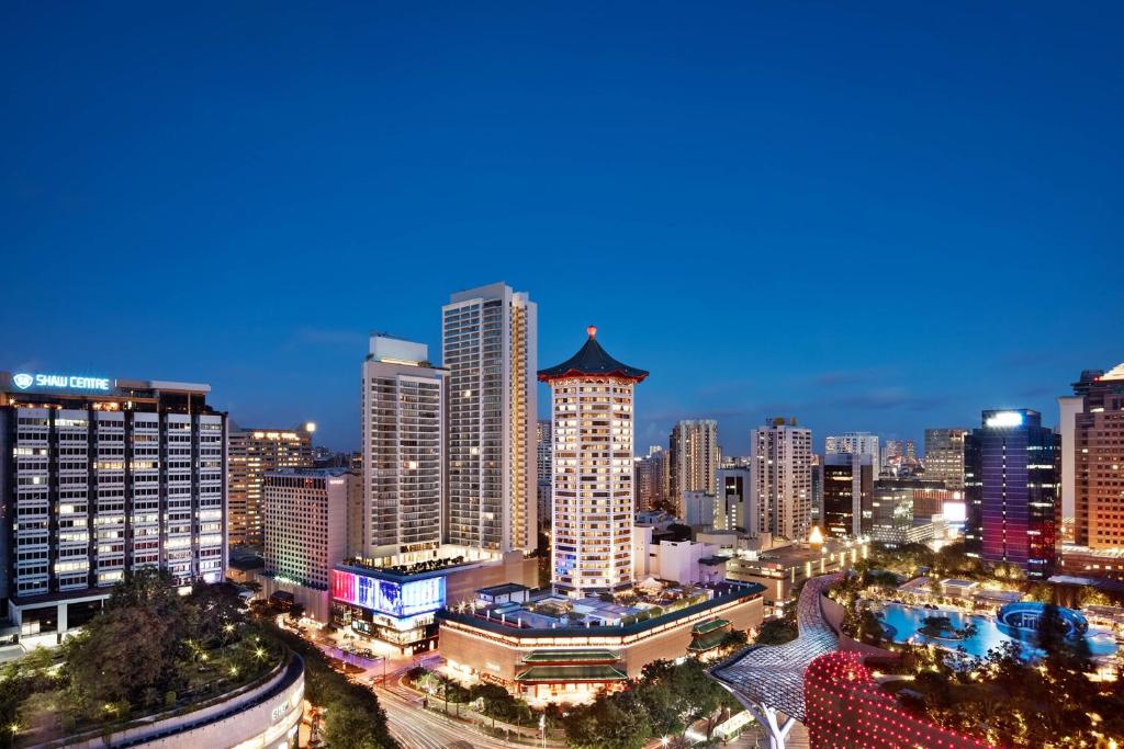 新加坡的住宿－Singapore Marriott Tang Plaza Hotel，城市天际线,夜晚有高楼