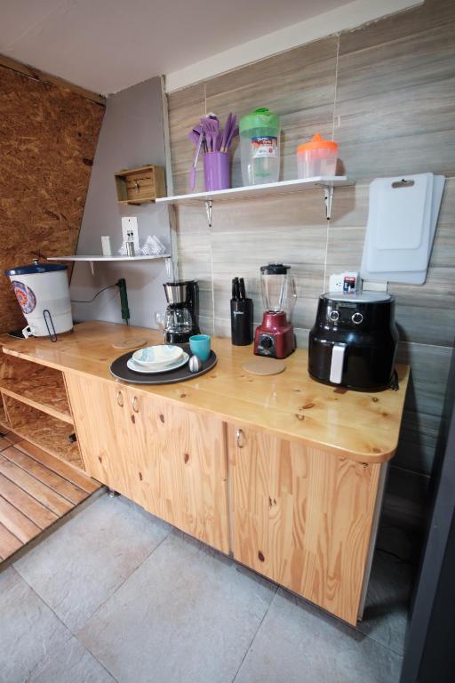 Kuhinja oz. manjša kuhinja v nastanitvi Yátaro Refugio Glamping