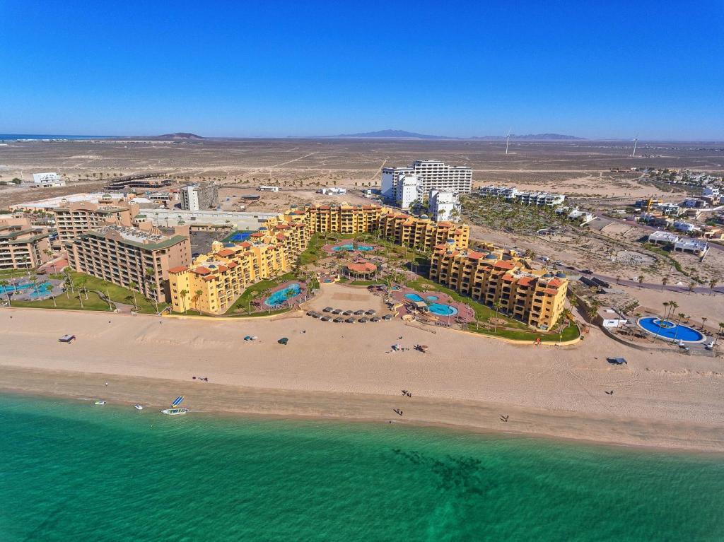 eine Luftaufnahme eines Resorts an einem Strand in der Unterkunft Princesa de Penasco Condo B303 Sandy Beach Puerto Penasco in Puerto Peñasco