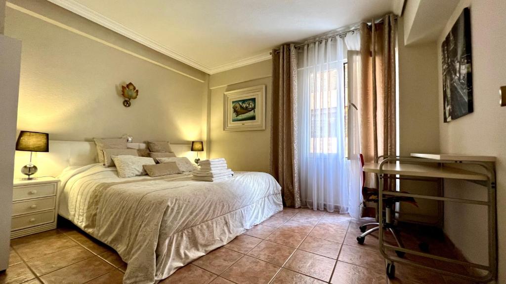 sypialnia z łóżkiem, oknem i komodą w obiekcie Gabriel w mieście Calpe