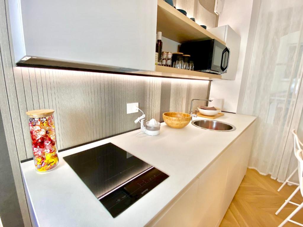 Kuchnia lub aneks kuchenny w obiekcie 1min da Lago e Duomo Prestigioso appartamento
