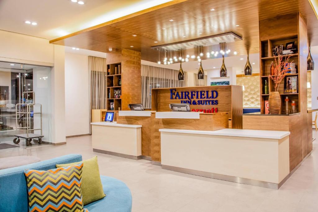 un bar en el vestíbulo de una farmacia en Fairfield Inn & Suites Queretaro Juriquilla en Querétaro