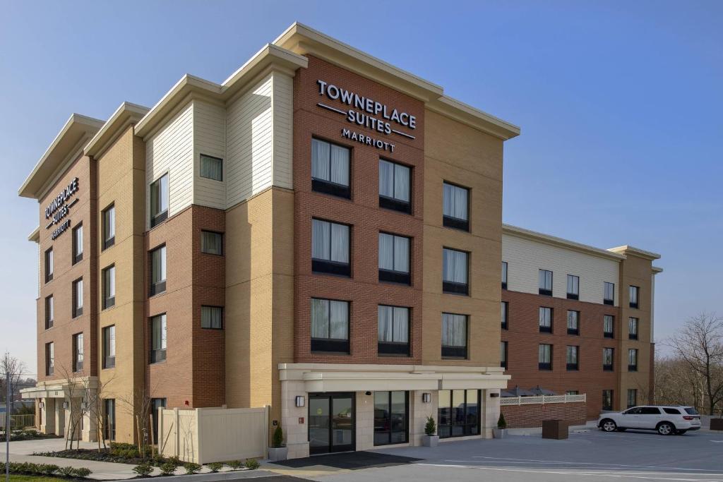 un edificio con un cartel en la parte delantera en TownePlace Suites by Marriott College Park en College Park