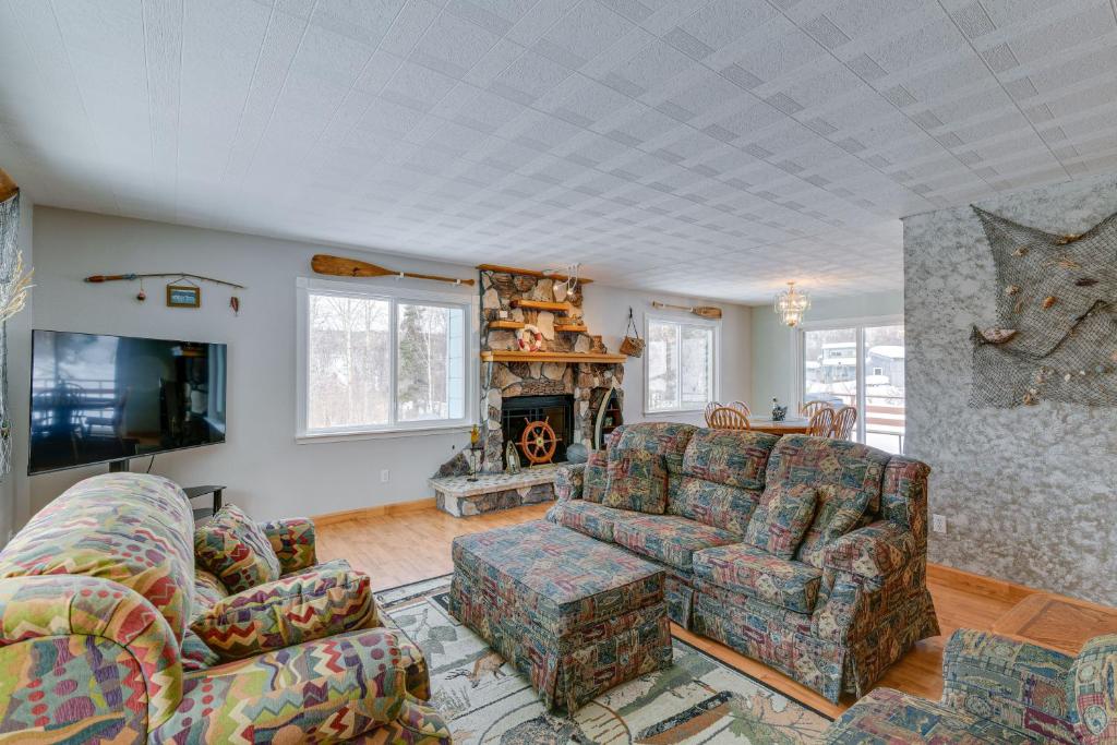 ein Wohnzimmer mit einem Sofa und einem Kamin in der Unterkunft Cozy Anchorage Vacation Rental with Deck, Gas Grill in Anchorage