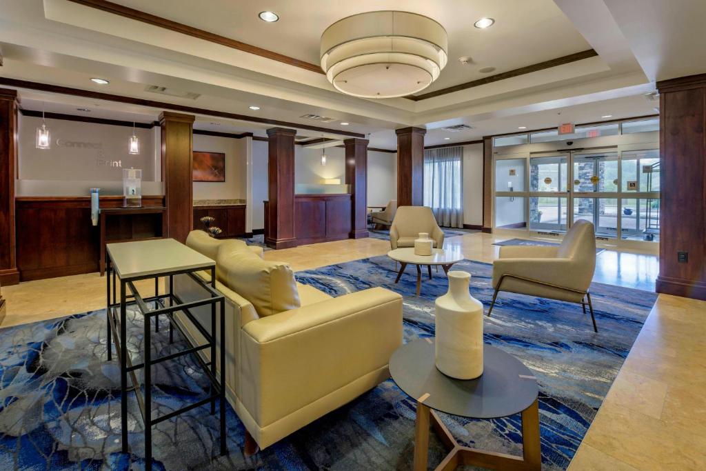 un vestíbulo con sofás, sillas y mesas en Fairfield Inn & Suites by Marriott Slippery Rock, en Slippery Rock