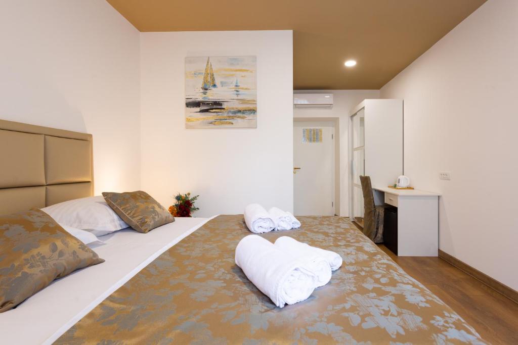 Posteľ alebo postele v izbe v ubytovaní Luxury Rooms Fetivi