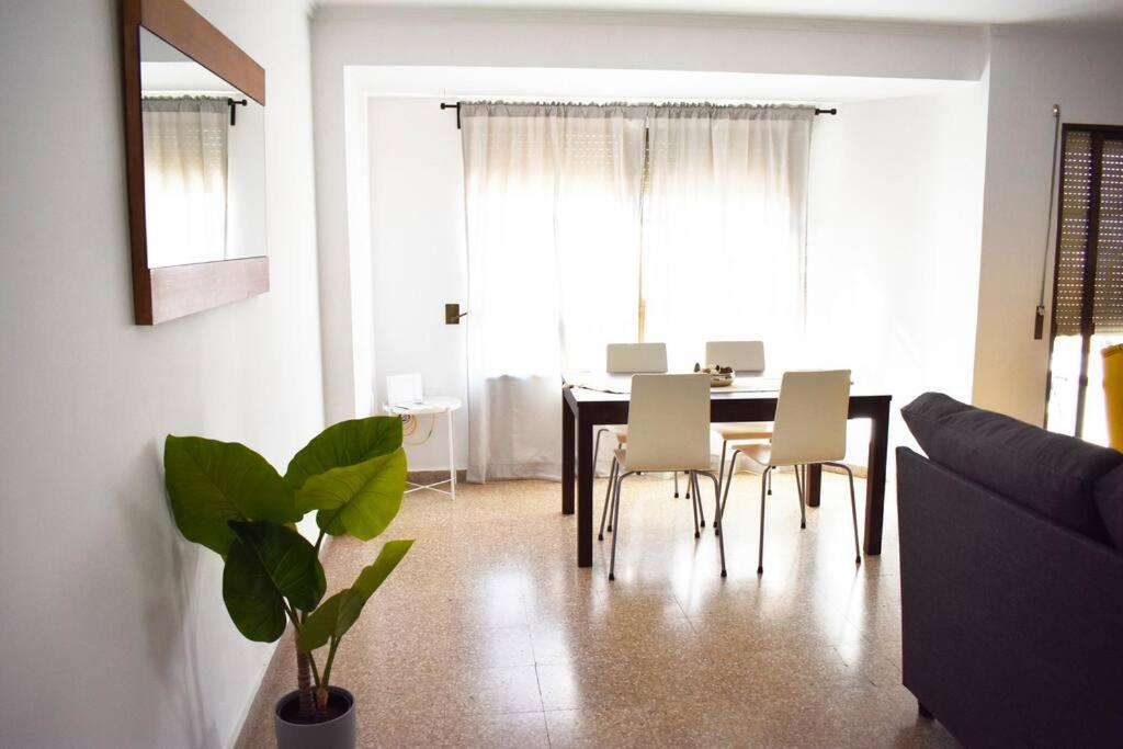 ein Wohnzimmer mit einem Esstisch und Stühlen in der Unterkunft Departamento céntrico para disfrutar en familia in Sagunt