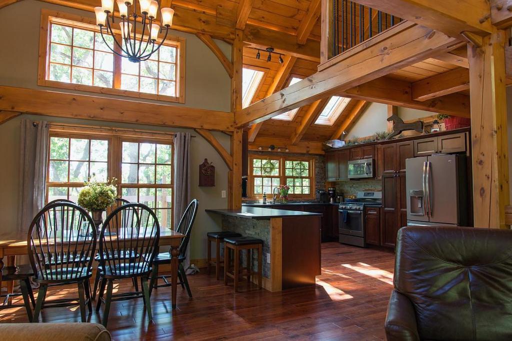 Una cocina con una mesa y sillas en una habitación. en Persimmon Hollow with GameRoom, en Blue Eye