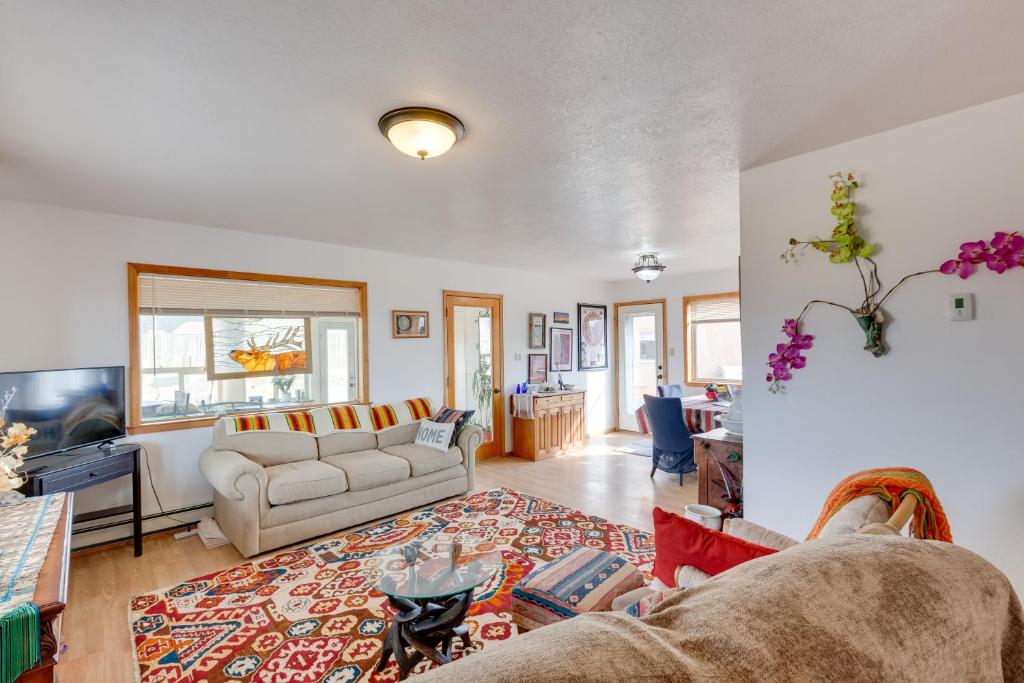 Χώρος καθιστικού στο Ideally Located Taos Vacation Rental with Gas Grill