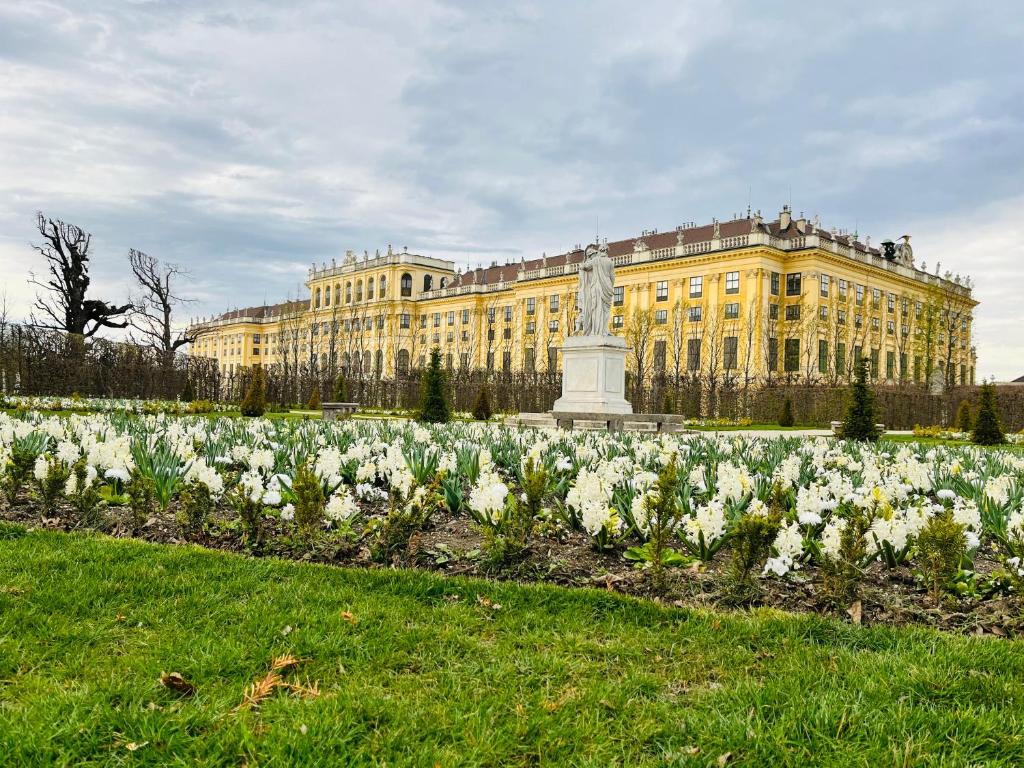 Vonkajšia záhrada v ubytovaní Lovely nest! Just beside SCHÖNBRUNN PALACE and ZOO!