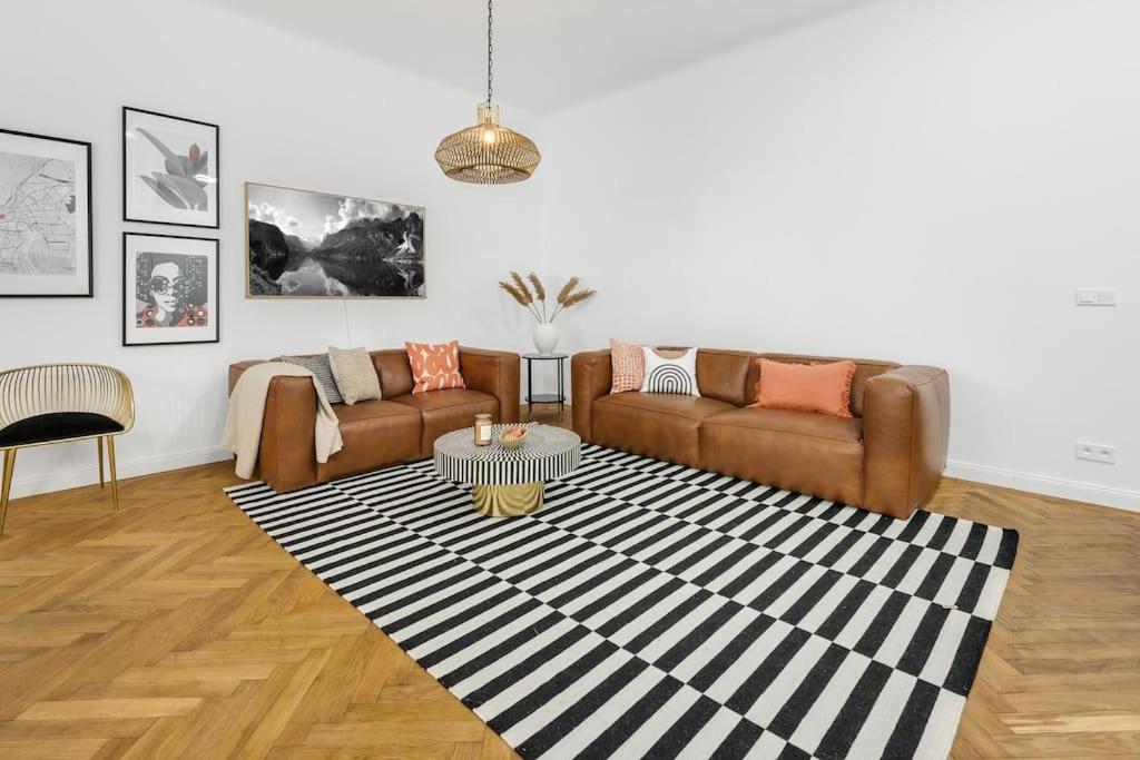 ein Wohnzimmer mit einem Sofa und einem Tisch auf einem Teppich in der Unterkunft Štýlový apartmán v centre mesta in Bratislava