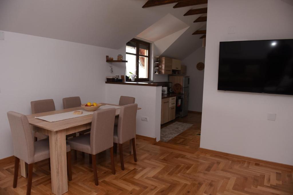 Kuchyň nebo kuchyňský kout v ubytování Seosko turističko domaćinstvo Kajsija