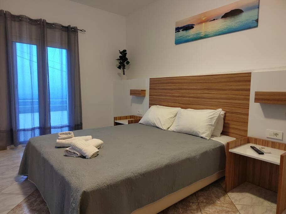 ein Schlafzimmer mit einem großen Bett mit zwei Handtüchern darauf in der Unterkunft Jacob's Sunrise cottage in Kissamos
