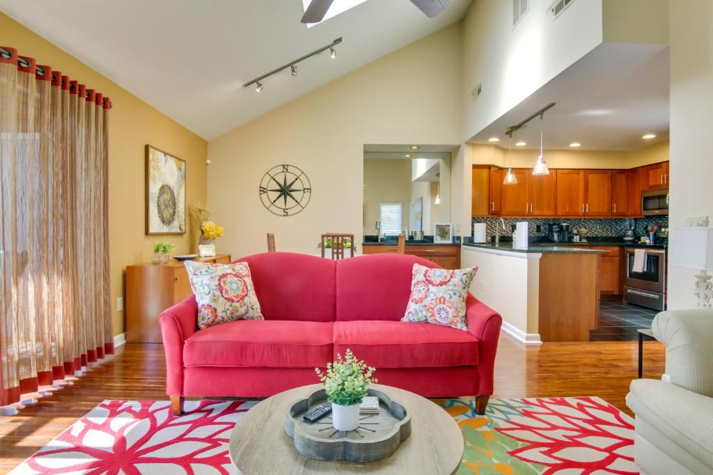 Posezení v ubytování 2 Mi to Ocean Rehoboth Beach Condo with Pool Access