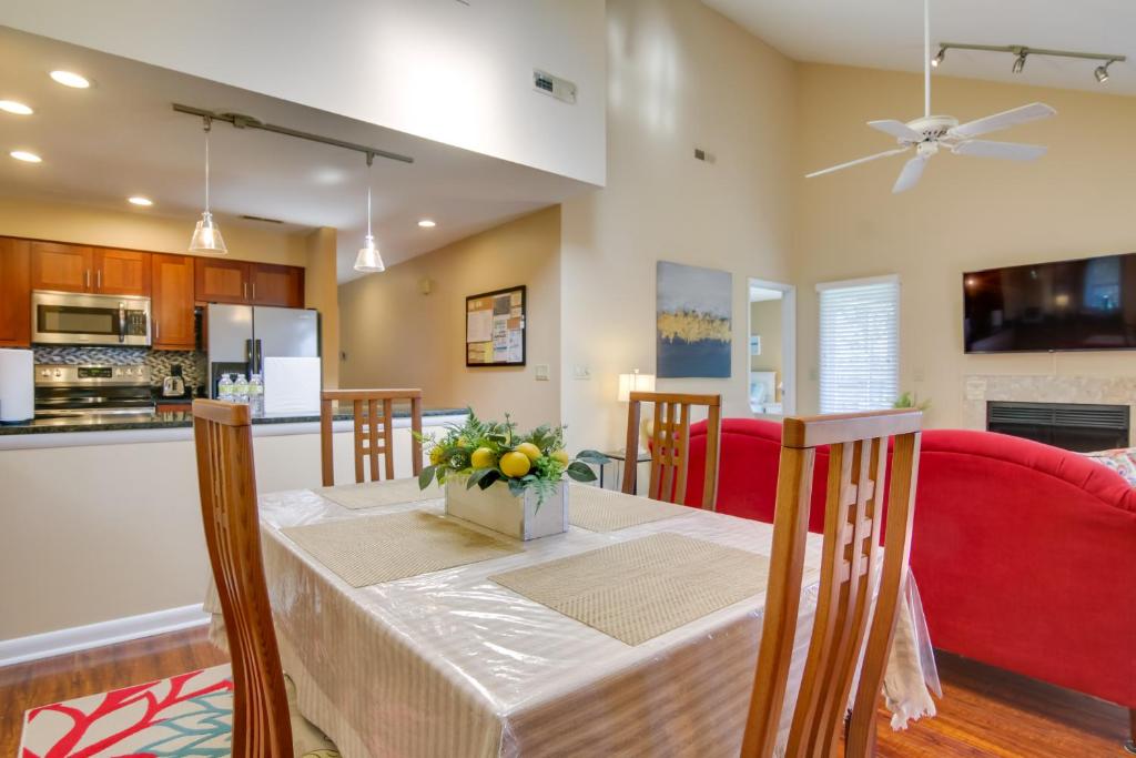 Kuchyň nebo kuchyňský kout v ubytování 2 Mi to Ocean Rehoboth Beach Condo with Pool Access