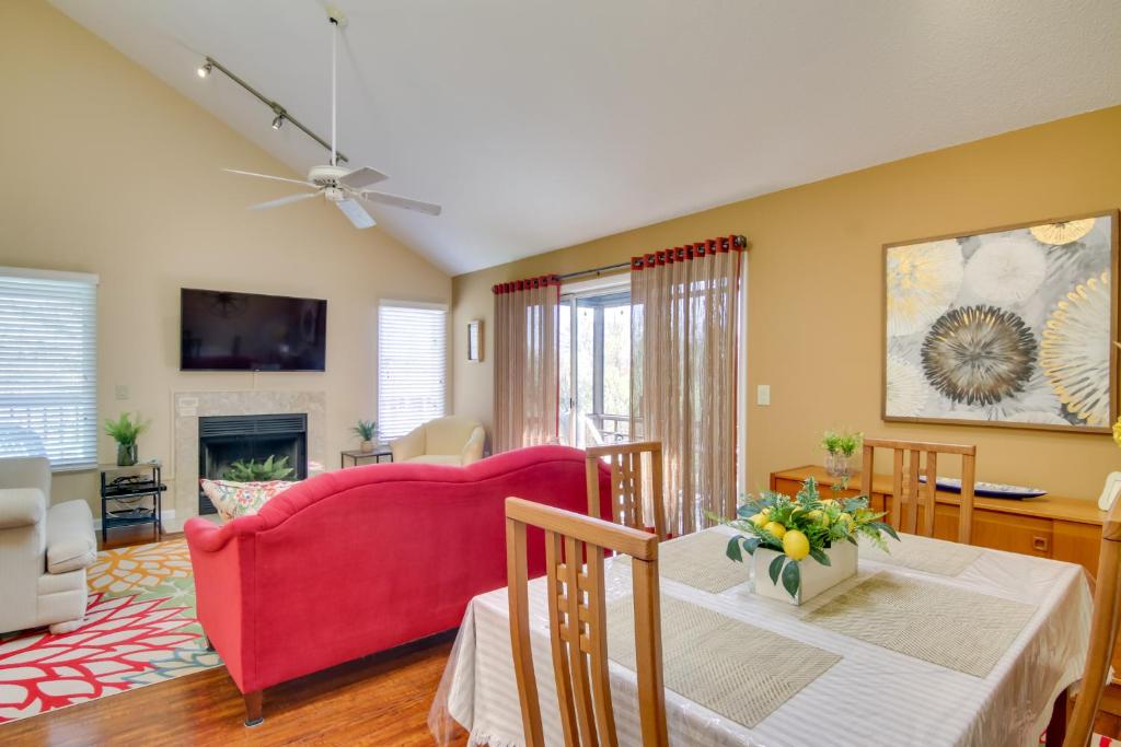 TV a/nebo společenská místnost v ubytování 2 Mi to Ocean Rehoboth Beach Condo with Pool Access