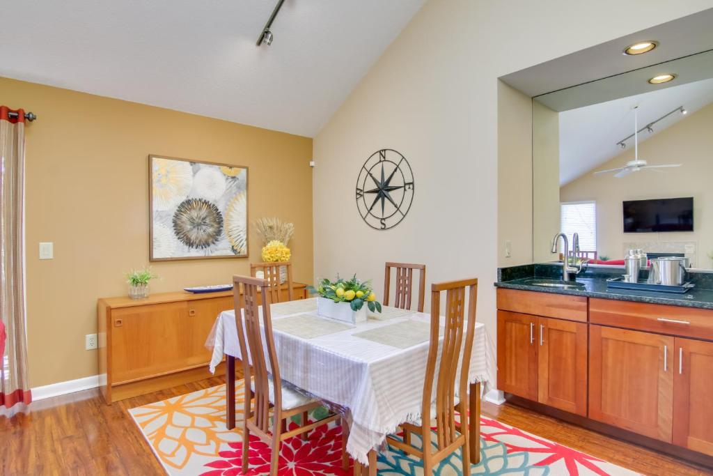 Fotografie z fotogalerie ubytování 2 Mi to Ocean Rehoboth Beach Condo with Pool Access v destinaci Rehoboth Beach