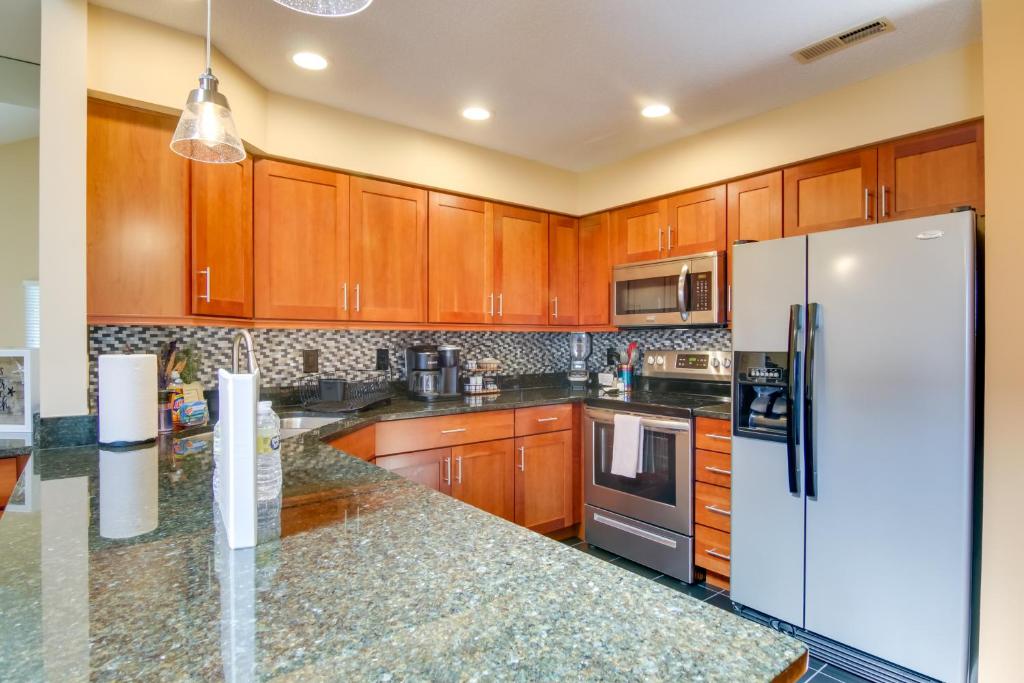Kuchyň nebo kuchyňský kout v ubytování 2 Mi to Ocean Rehoboth Beach Condo with Pool Access